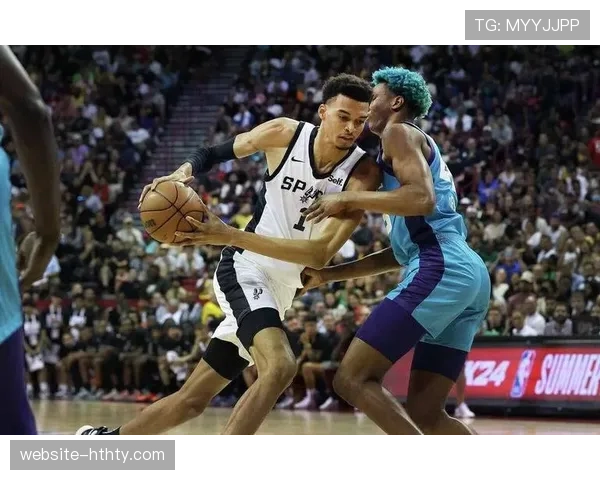 特写：维克托·文班亚马在巴黎举办篮球训练营，指导法国青少年