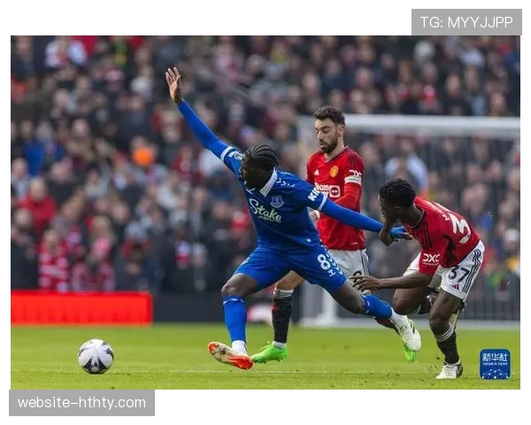 现场:古迪逊公园响起巨大声浪,试图干扰客队球员主罚关键任意球 现场:古迪逊公园响起巨大声浪,试图干扰客队球员主罚关键任意球